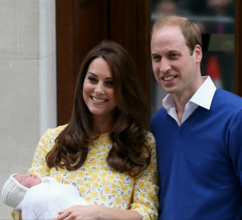 'MAMME SOTTO SHOCK': KATE MIDDLETON SI MOSTRA SUBITO DOPO IL PARTO E SCATENA UN PUTIFERIO. ECCO PERCHE' - 04/05/2015