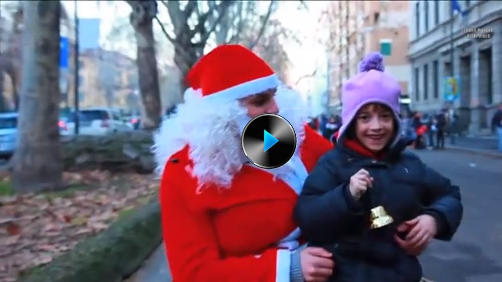 BABBO NATALE FA LE ''PUZZETTE'' SUI BAMBINI e NON SOLO - VIDEO - 23/12/2013