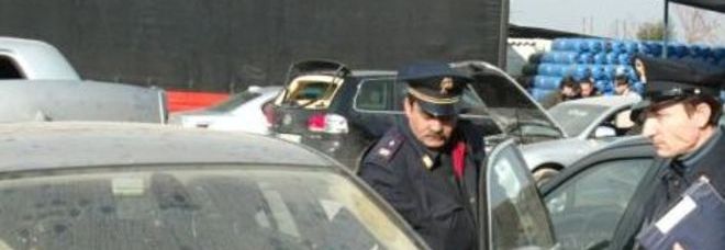 LA POLIZIA RUBA L'AUTO RUBATA E SORPRENDE I LADRI CHE NON LA RITROVANO AL PARCHEGGIO - 17/11/2013