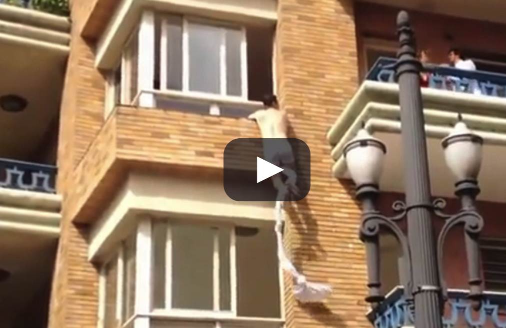 AMANTE SI CALA DALLA FINESTRA PER SCAPPARE DAL MARITO TRADITO - IL VIDEO CHE SPOPOLA SUL WEB - 09/01/2014