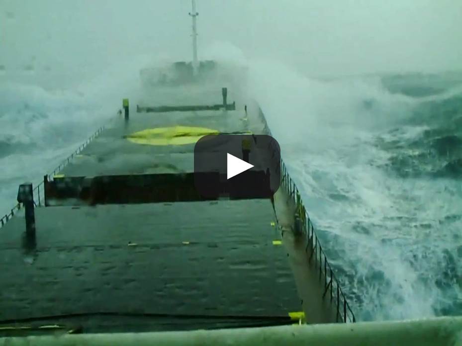 LA TEMPESTA PERFETTA, UNA NAVE FINISCE NEL BEL MEZZO DEL MARE FORZA 10 - VIDEO INCREDIBILE - 09/01/2014