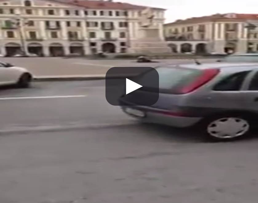 UOMO PRESO DA UN RAPTUS IMPUGNA UNA MOTOSEGA PER STRADA TRA I PASSANTI - VIDEO - 09/01/2014
