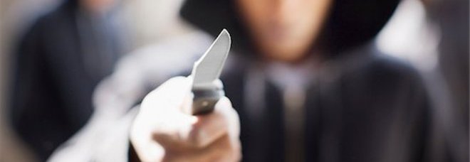 ''DATEMI I SOLDI O VI AMMAZZO TUTTI'', TERRORE AL BAR: IL RAPINATORE PRENDE SOLO UN SACCO DI BOTTE - 03/11/2013