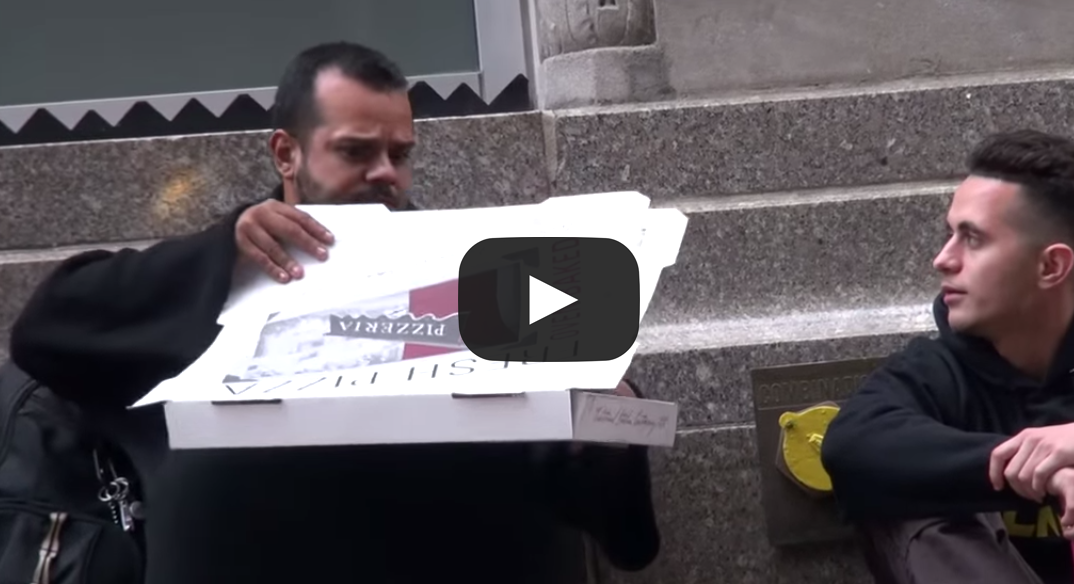 UN UOMO REGALA DELLA PIZZA AD UN SENZA TETTO MA QUELLO CHE L'UOMO FA E' DAVVERO INCREDIBILE - VIDEO - 22/12/2014