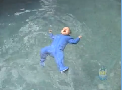 BAMBINO DI 1 ANNO SI TUFFA IN PISCINA E RIESCE A GALLEGGIARE - IL VIDEO SPOPOLA SUL WEB - 20/04/2013
