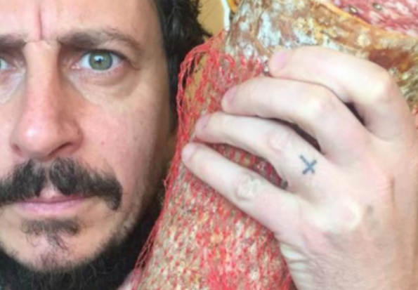 FOTO CON UN SALAME, I VEGANI PROTESTANO: LUCA BIZZARRI CENSURATO DA FACEBOOK - 29/03/2016