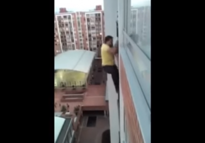 CANE IN BILICO SUL BALCONE: UN UOMO RISCHIA LA VITA PER SALVARLO - VIDEO - 18/04/2016