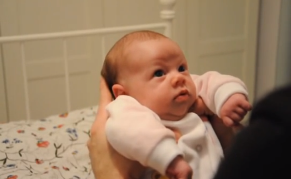 Guardate come fa addormentare il suo bambino questo papà … un genio ! Il video impazza sul web - 15/09/2013