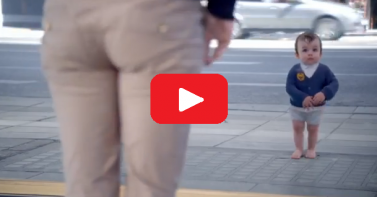 LO SPECCHIO CHE RIESCE A FARTI TORNRE BAMBINI - IL VIDEO CHE NON PUOI PERDERE - 01/11/2013