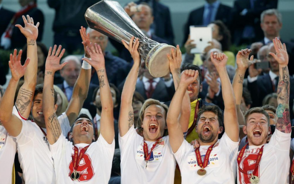 SIVIGLIA VINCE L'EUROPA LEAGUE, IL BACIO GAY SUL PALCO: RAKITIC E CARRIÇO 'AFFETTUOSI' FANNO IL GIRO DEL WEB - FOTO - 15/05/2014