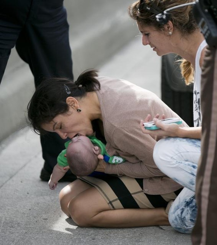 FA LA RESPIRAZIONE BOCCA A BOCCA AL NIPOTINO IN MEZZO AL TRAFFICO E GLI SALVA LA VITA - FOTO - 27/04/2014