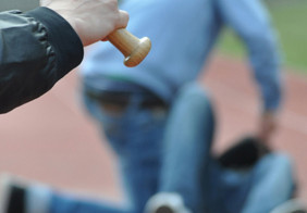 Sorprendono in casa il fidanzato della figlia: lo picchiano con una mazza da baseball - 05/12/2012