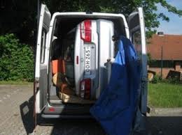 CARICA L'AUTO NEL FURGONE PER RISPARMIARE IL PEDAGGIO DELL'AUTOSTRADA - FOTO - 17/06/2014