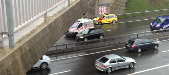 MOSTRA IL SENO AGLI AUTOMOBILISTI E VIENE INVESTITA DA UN GUIDATORE ANDATO IN SHOCK - 20/08/2014