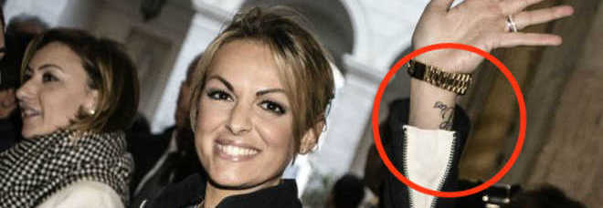 IL TATUAGGIO SUL POLSO DI FRANCESCA PASCALE PER IL 'SUO' SILVIO: ECCO COSA C'È SCRITTO - GUARDA - 12/03/2015