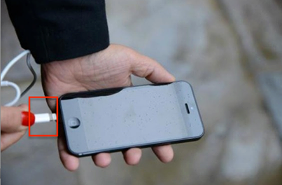 LA SCOPERTA CHE FA TREMARE TUTTI I POSSESSORI DI iPHONE: STATE ATTENTI,NON COMPRATELO - 01/05/2014