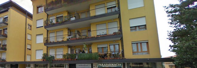 SI SPOGLIA NUDA SUL BALCONE: ''VI AMO TUTTI''. POI SI LANCIA NEL VUOTO E MUORE A 36 ANNI - 17/09/2014