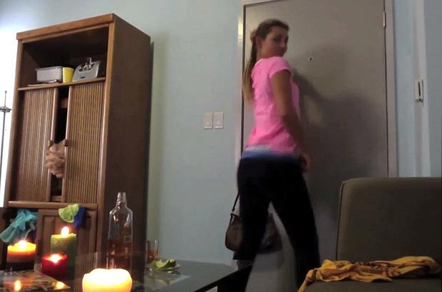 Vuole fare un video sexy al fidanzato ma cade e si dà fuoco - Video shock - 08/09/2013