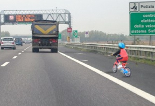 12ENNE VA IN BICICLETTA SULL'AUTOSTRADA: ''VOGLIO TORNARE DALLA MIA MAMMA'' - 14/11/2013