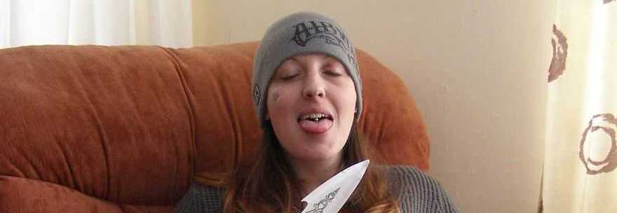 LA SERIAL KILLER E LE FOTO CHOC: SORRIDE PRIMA DI ACCOLTELLARE DUE UOMINI - 21/01/2014
