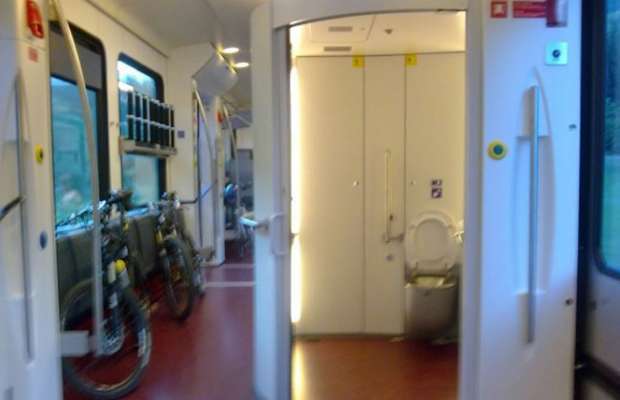 HANNO UN RAPPORTO ORALE NEL BAGNO DEL TRENO MA LA PORTA SI APRE - 21/01/2014