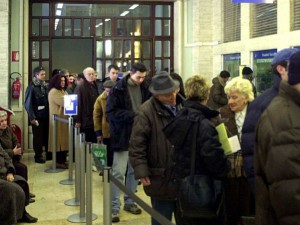 'CODE DI GENTE AGLI SPORTELLI CON LA LETTERA DI BERLUSCONI PER IL RIMBORSO IMU' - FOTO - 20/02/2013