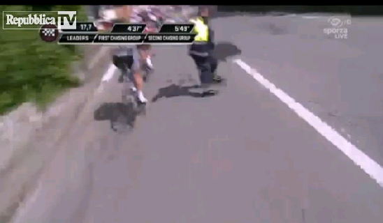 INCIDENTE AL GIRO D'ITALIA, GRAVE UN ASSESSORE INVESTITO DALLA MOTO RAI - VIDEO - 24/05/2014
