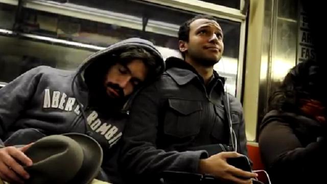 Dormire sulla spalla di una persona in metropolitana, ecco le reazioni - Video - 19/11/2013