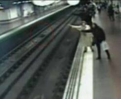 ROMA - DONNA INCINTA CADE SUI BINARI  DELLA METRO. SALVATA DA TRE EROI - 11/01/2013