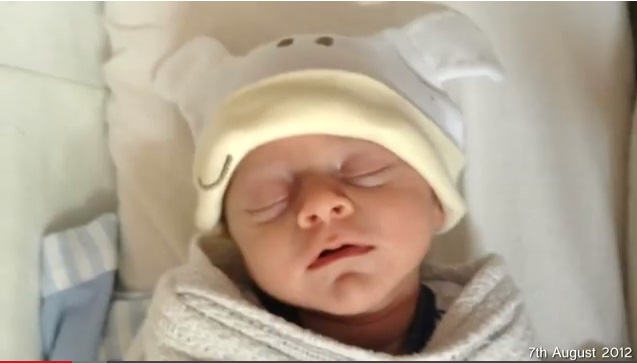 BAMBINO APPENA NATO, VIENE FILMATO PER 1 SECONDO AL GIORNO PER IL SUO PRIMO ANNO DI VITA - 01/12/2013