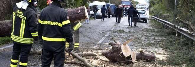 MALTEMPO, NUBIFRAGI, VENTO E DANNI AL SUD: BARCONE ALLA DERIVA IN CALABRIA, BLOCCATE LE ISOLE - PREVISIONI - 01/12/2013