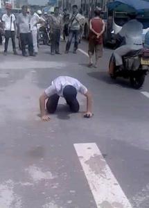 PER FARSI PERDONARE DALLA MOGLIE, CAMMINA SULLE GINOCCHIA PER UN CHILOMETRO - 07/07/2014