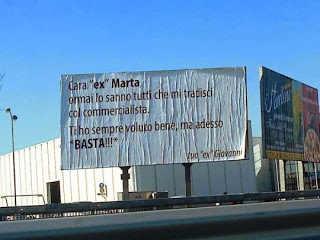 LA SUA DONNA LO TRADISCE, GUARDATE LUI CHE MANIFESTO GLI METTE SULLA TANGENZIALE - 24/11/2013