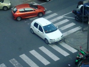 AUTO PARCHEGGIATA IN MEZZO ALLA STRADA: L'AUTISTA VA A CENA E BLOCCA IL TRAFFICO - 08/12/2013