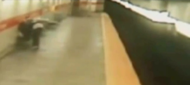 AGGREDISCE BRUTALMENTE UNA DONNA SENZA RAGIONE, PICCHIATA E BUTTATA SUI BINARI - VIDEO SHOCK - 15/05/2013
