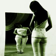 LE DONNE ITALIANE NON SI PIACCIONO: UNA SU DUE VEDE DIFETTI ALLO SPECCHIO - 14/06/2012