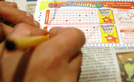 Lascia il marito, lui vince al superenalotto e lei ci ripensa - 20/02/2013