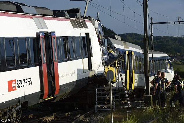 COLLISIONE TRA TRENI. ALMENO 35 FERITI E UN MORTO - VIDEO - 30/07/2013