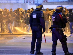 Accette, martelli e machete: Napoli-Marsiglia si trasforma in una guerra fuori dallo stadio - 05/11/2013
