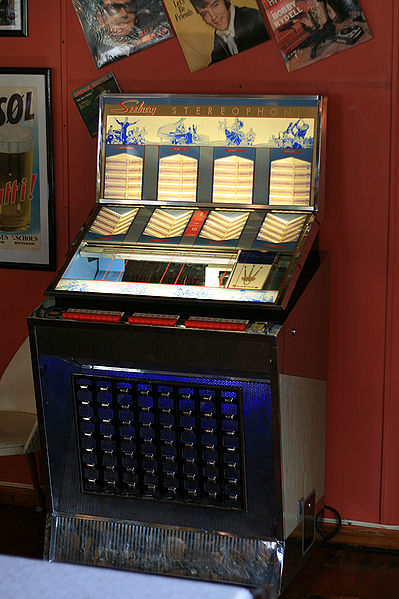 Ladri rubano juke-box scambiandolo per bancomat - VIDEO - 10/05/2013