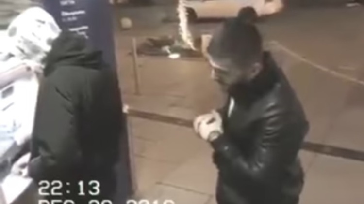 GLI SOTTRAE IL PORTAFOGLI SENZA FARSENE ACCORGERE: POI SCOPRE DI ESSERE RIPRESO ED ECCO COSA FA - VIDEO - 05/01/2017