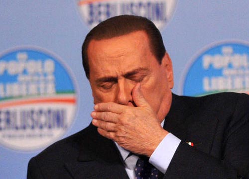 MALORE PER BERLUSCONI SUL PALCO, INTERVIENE IL MEDICO - VIDEO - 17/11/2013