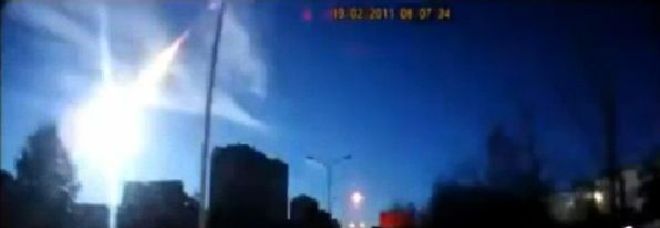 LA STELLA CADENTE SQUARCIA LA NOTTE E ILLUMINA IL CIELO A GIORNO PER UN SECONDO - VIDEO - 22/11/2013
