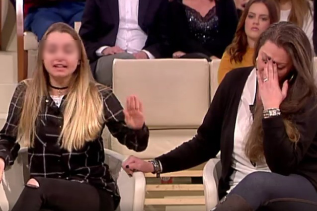 MAMMA TAGLIA 56 UMILIATA DALLA FIGLIA 15ENNE A FORUM: QUELLO CHE DICE LA RAGAZZINA DAVANTI LE TELECAMERE E' PAZZESCO - 22/02/2017