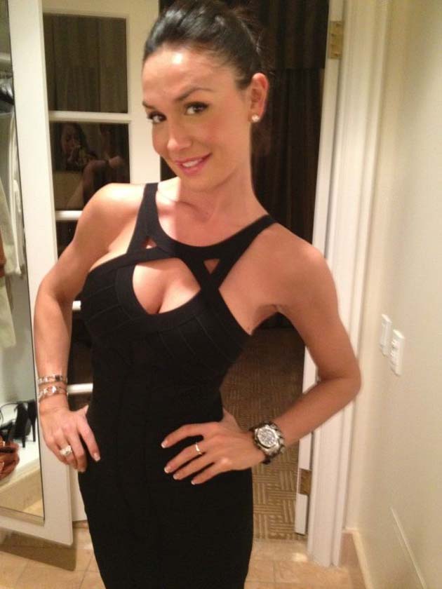 NICOLE MINETTI CAMBIA DECISAMENTE I SUOI GUSTI - ECCO IL SUO ULTIMO 'AMORE' - FOTO - 22/04/2013