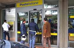 RAPINA UNA POSTA INSIEME ALLA NONNA 80ENNE: ''NON POTEVO LASCIARLA DA SOLA A CASA'' - 13/09/2014