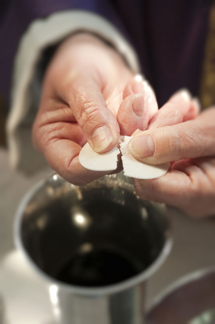 ECCO LE TARIFFE PER I SACRAMENTI CHE HANNO SCATENATO LE PROTESTE DEI FEDELI - 02/06/2014