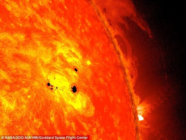 UN ENORME MACCHIA E FIAMME SUL SOLE, LA NASA E' IN ALLARME - FOTO/VIDEO NASA - 22/02/2013