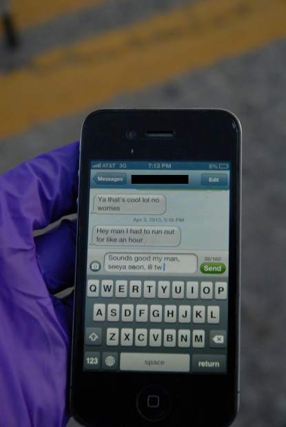 Si schianta mentre scrive sull'iPhone: sul telefono il suo ultimo sms - 14/04/2013