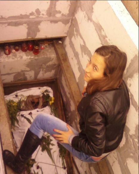 SI FA FOTOGRAFARE ASSIEME AL CADAVERE DELLA NONNA MORTA DA 7 ANNI - FOTO - 22/07/2014